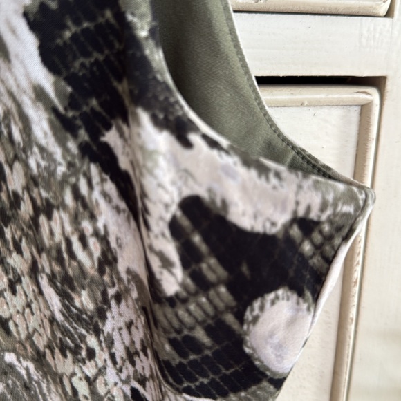 White House Black Market Sleeveless Snake Print Top size S - Picture 4 of 6